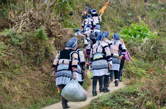 Randonnée avec des femmes miao retournant au village dans le Guizhou oriental