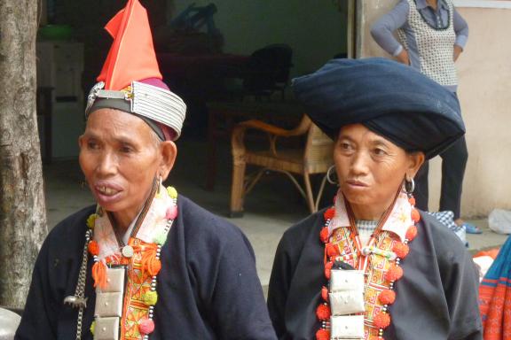 Trek vers des vendeuses yao au marché de Nafa près de la frontière vietnamienne