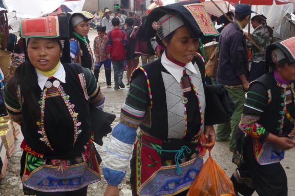 Rencontre de femmes yi au marché de Laojizhai