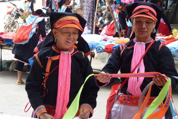 Randonnée vers des femmes yao au marché de Nafa