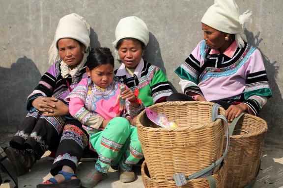 Trekking vers des femmes yi au marché dans la région de Yuanyang