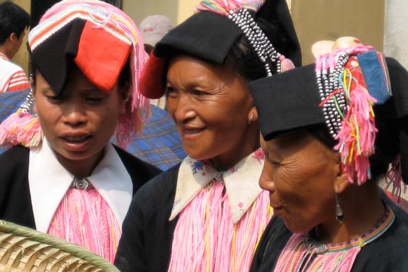 Randonnée vers des femmes dao au marché de Muong Khuong près de la frontière chinoise