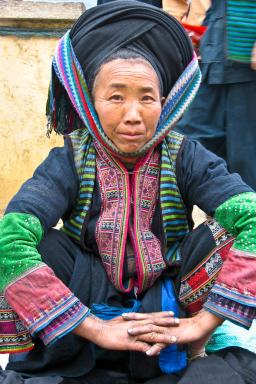 Trekking vers une femme h'mong de Dong Van tout au nord du Vietnam