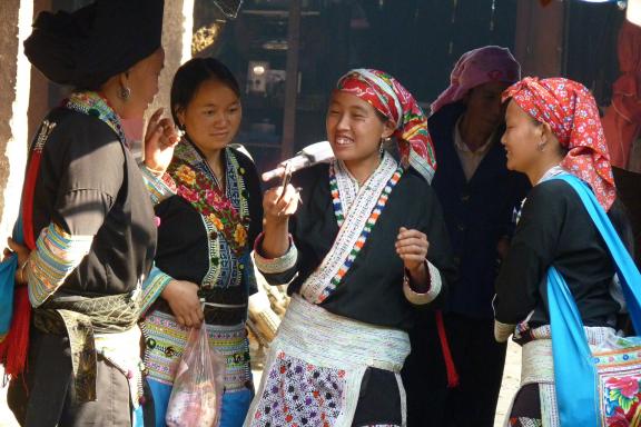 Randonnée vers des femmes man et dao dans un marché du nord-ouest du Vietnam