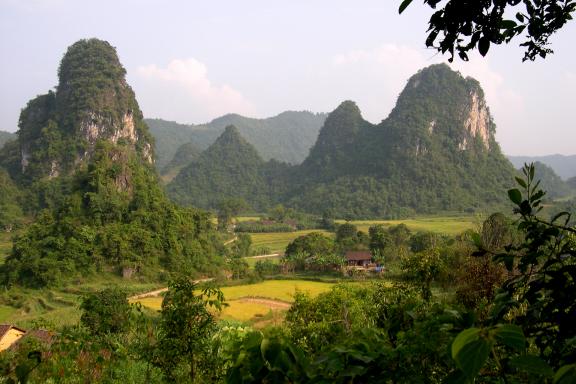 Randonnée parmi les pitons calcaires de la région entre Cao Bang et Bao Lac