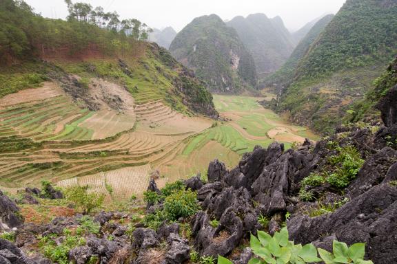 Trekking à travers de superbes paysages karstiques dans les montagnes situées tout au nord du Vietnam