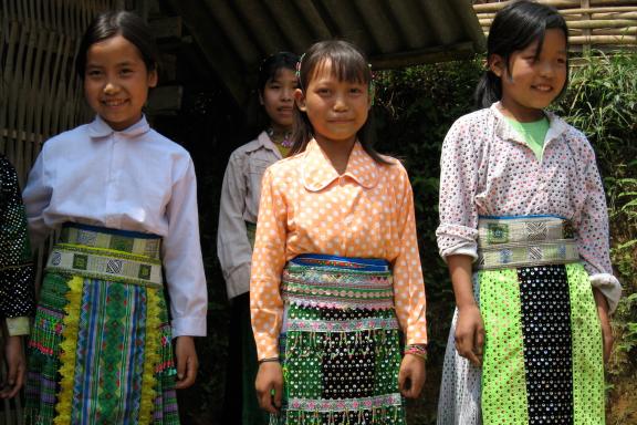 Randonnée vers des écolières du peuple hmong entre Bao Lac et Bac Me