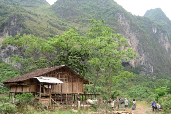 Randonnée vers un village habité par des Nung en direction de Bac Me