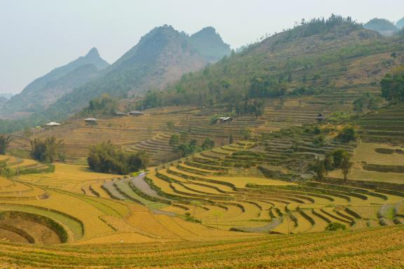 Voyage vers les montagnes de la région de Can Cau près de la frontière chinoise