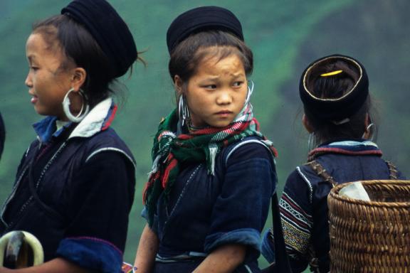 Trek vers des femmes h'mong noir dans la région de Sapa