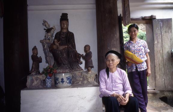 Rencontre de fidèles bouddhistes dans une pagode de la région de Hanoi