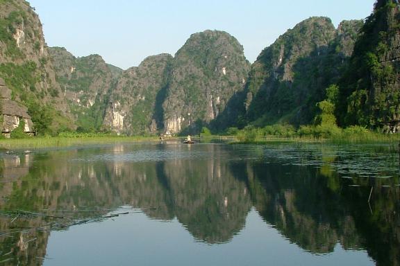 Navigation parmi les reliefs karstiques de la région de Tam Coc non loin de Ninh Binh