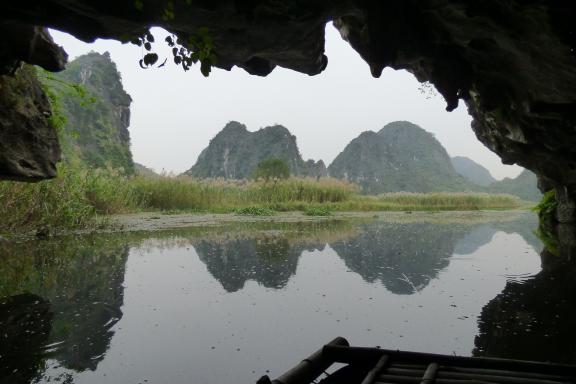 Voyage vers les pitons calcaires de Van Long dans la région de Ninh Binh