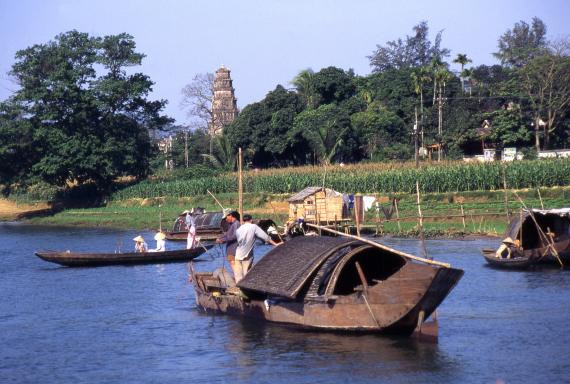 Navigation sur la Rivière des Parfums en direction de la pagode Thien Mu