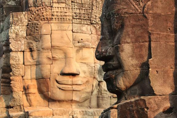 Trekking vers les visages de pierre du Bayon sur le site d'Angkor