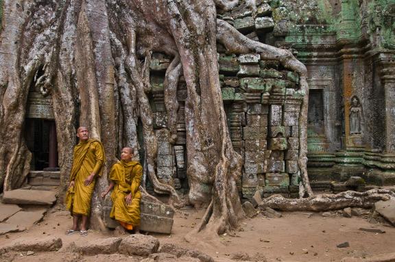 Rencontre de moines au temple de Ta Prohm sur le site d'Angkor