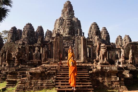 Randonnée avec des moines quittant le temple de Bayon sur le site d'Angkor
