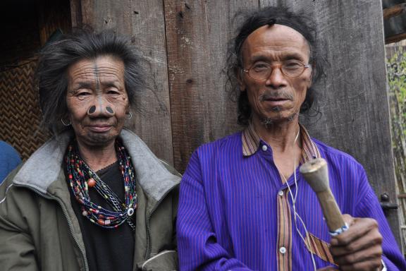 Rencontre avec un couple du peuple apatani au centre de l'Arunachal Pradesh