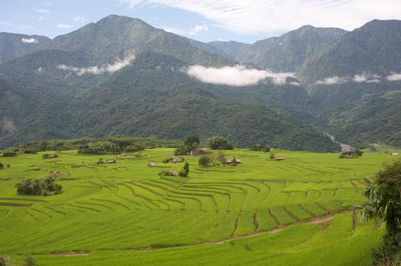 Voyage à travers un paysage montagnard d'Arunachal Pradesh entre Ziro et Along