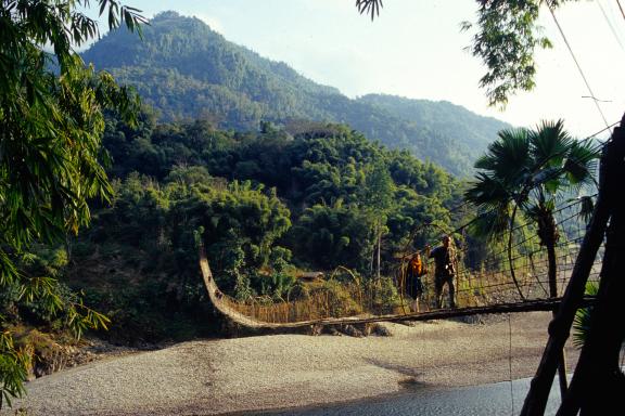 Traversée à pied d'une longue passerelle en pays adi en Arunachal Pradesh