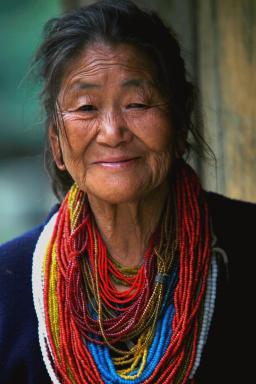 Rencontre d'une femme du peuple adi en Arunachal Pradesh