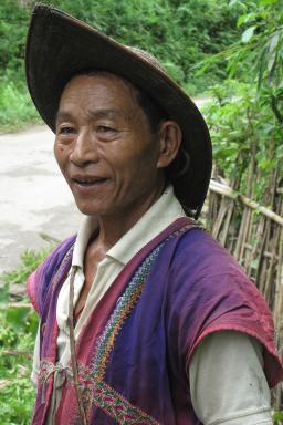 Randonnée avec un homme du peuple mishmi en Arunachal Pradesh