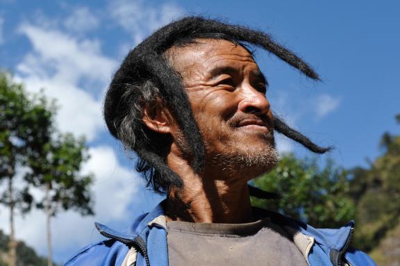 Trek vers un homme monpa avec sa coiffe en Arunachal Pradesh