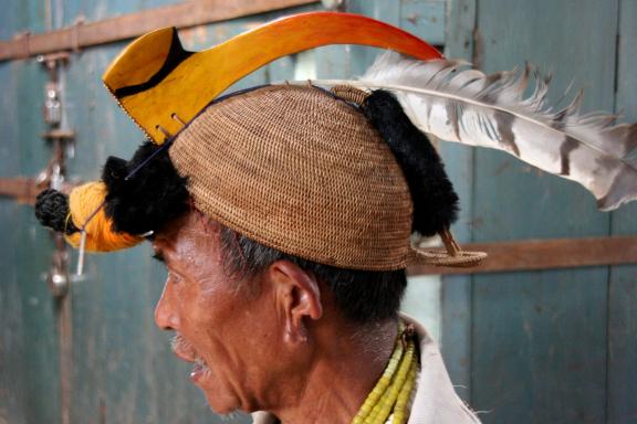 Trek avec un homme nishi portant une coiffe traditionnelle en Arunachal Pradesh