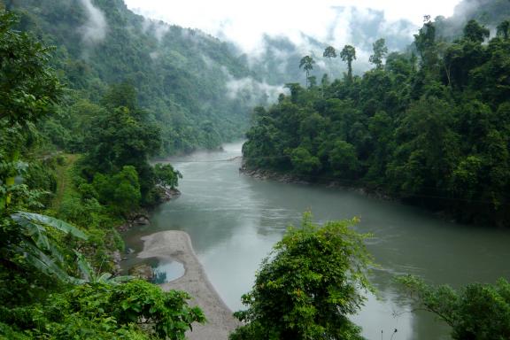 Randonnée vers le fleuve Brahmapoutre dans les montagnes d'Arunachal Pradesh