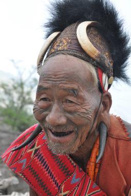Trek vers un chef de village naga konyak au nord du Nagaland