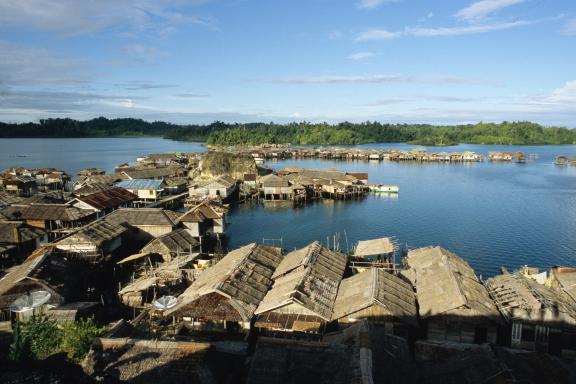 Voyage vers des maisons bugis sur le lac Tempe sur Sulawesi