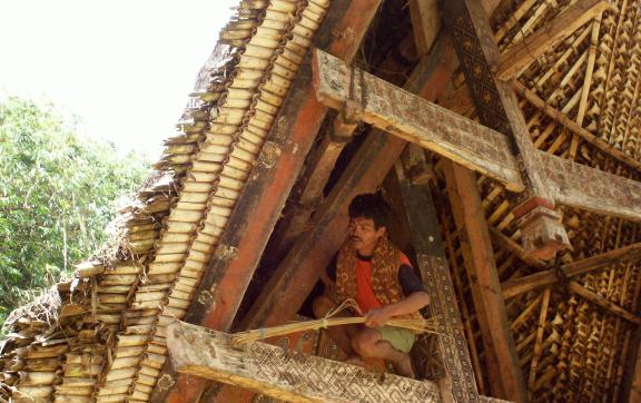 Rencontre sous le toit d'une maison toraja sur l'île de Sulawesi