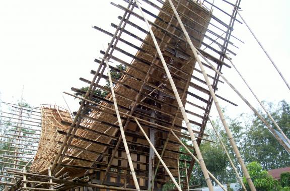Découverte de la construction d'une maison toraja sur l'île de Sulawesi