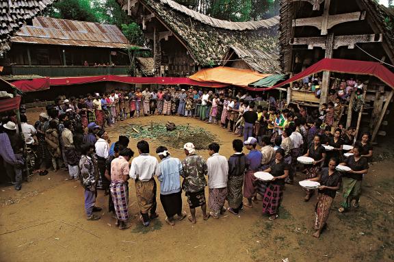 Randonnée vers une fête de funérailles toraja sur l'île de Sulawesi