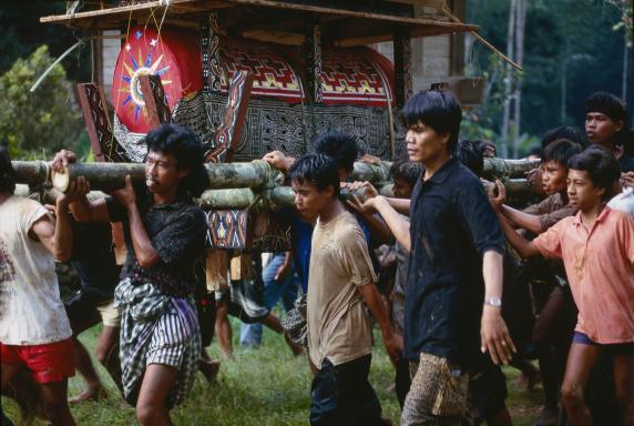 Randonnée avec la procession du cercueil vers la falaise en pays toraja