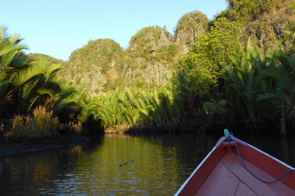 Navigation à travers les paysages karstiques de Rammang Rammang sur l'île de Sulawesi