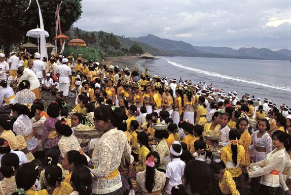 Immersion dans une grande cérémonie collective à Bali