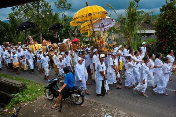 Marche avec une procession hindouiste sur l'île de Bali
