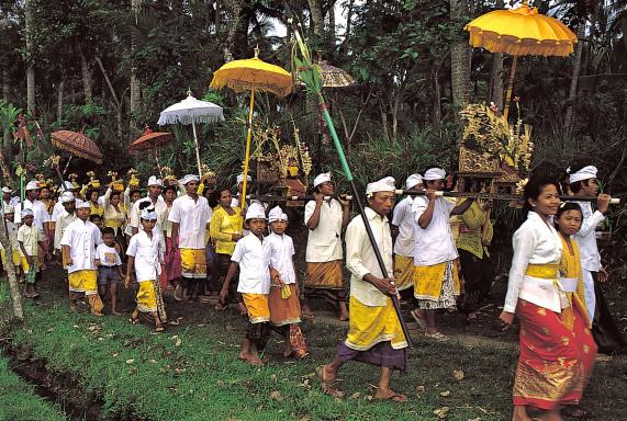 Trek avec une procession villageoise à Bali vers un temple hindouiste