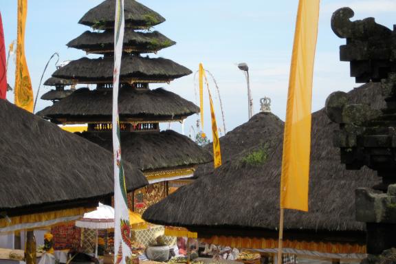 Découverte du toit en étage d'un temple hindouiste à Bali