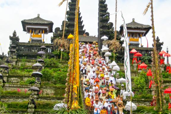 Immersion jusqu'à la fin d'une cérémonie hindouiste sur l'île de Bali