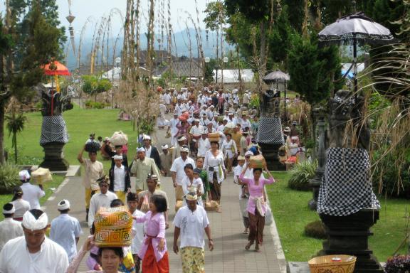 Voyage vers une procession lors d'une grande fête annuelle à Bali