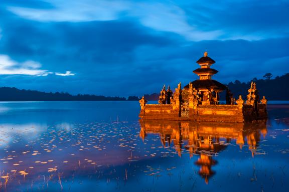 Trekking vers un temple hindouiste au lac Bratan à Bali