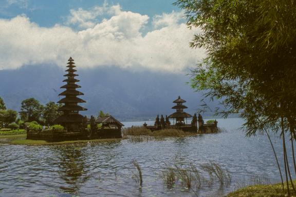 Trekking vers un temple sur le lac Bratan sur l'île de Bali