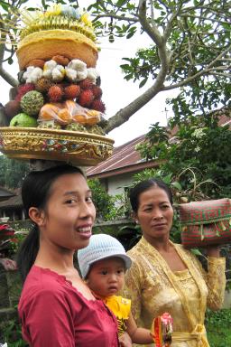 Randonnée pour accompagner des offrandes pour un temple sur l'île de Bali