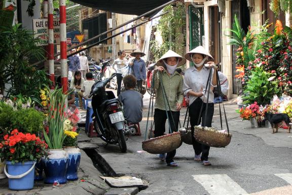 Randonnée le long d'une rue du centre historique de Hanoi vers le Fleuve Rouge