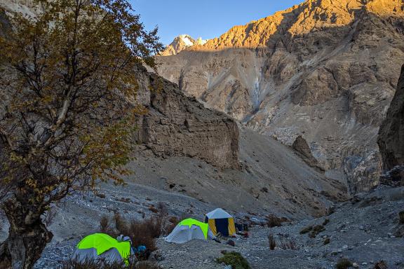 Bivouac aux bergeries trek Shimshal vallée Hunza