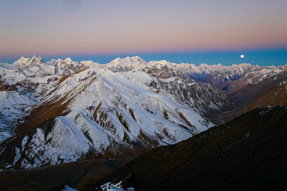 Ascension au lever du jour Mingli Sar au nord Pakistan