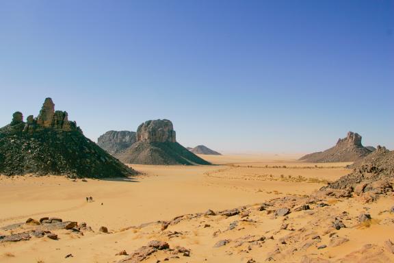 Trekking sur un plateau minéral de Dider dans les Tassili n'Ajjer