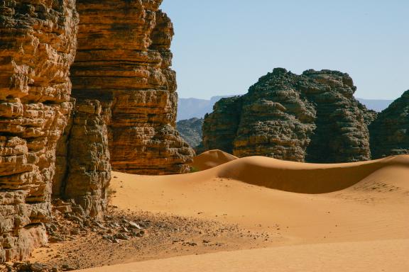Trekking le long d'une falaise de rochers dans le sud algérien